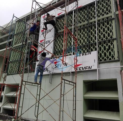Pekerjaan pemasangan fasad gedung menggunakan panel ACP SEVEN oleh tim CV. Sahrul Aluminium