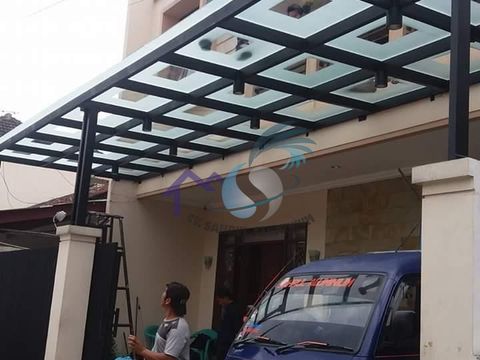 Pemasangan atap kanopi kaca tempered carport rumah bersama armada teknisi CV. Sahrul Aluminium