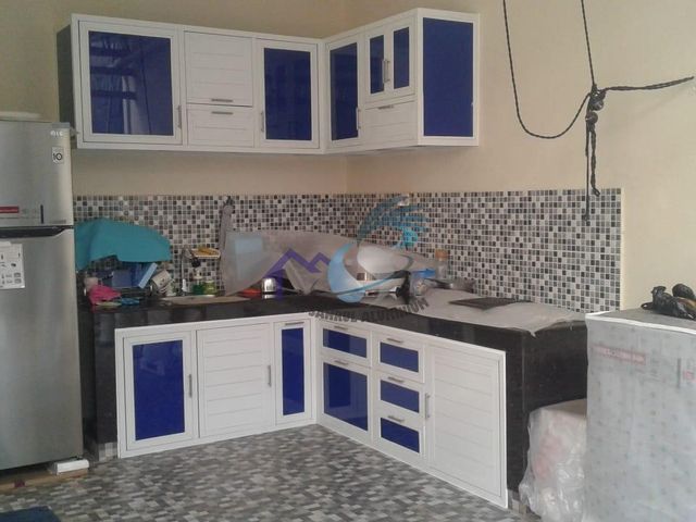 Pemasangan kitchen set aluminium sudut L anti rayap warna putih biru oleh CV. Sahrul Aluminium