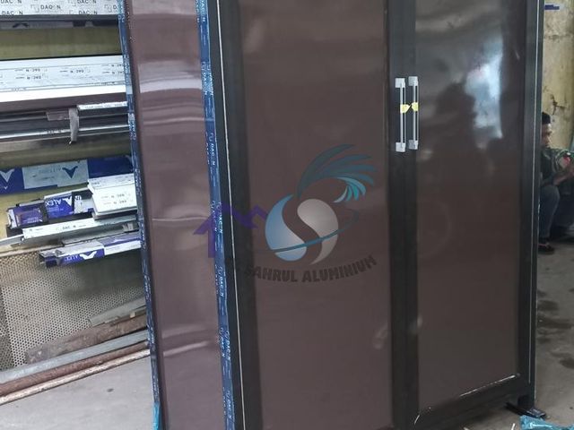 Pembuatan lemari pakaian custom aluminium anti rayap warna cokelat di workshop CV. Sahrul Aluminium