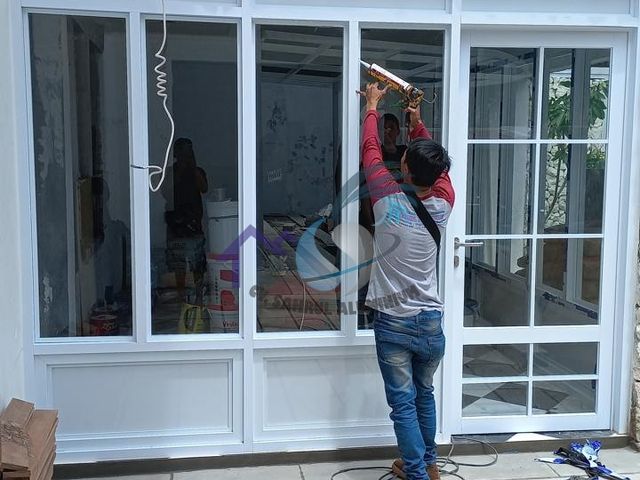 Pemasangan partisi sekat ruangan kaca kusen aluminium putih oleh CV. Sahrul Aluminium