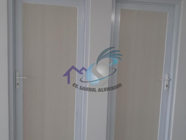 Pemasangan pintu double panel aluminium putih oleh CV. Sahrul Aluminium