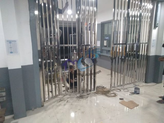 Pemasangan pintu folding gate stainless steel oleh tim teknisi CV. Sahrul Aluminium