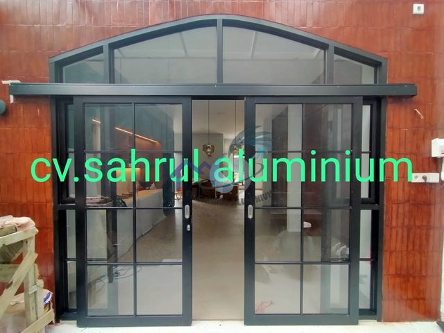 Pemasangan pintu geser aluminium hitam ornamen dengan kaca atas lengkung arch oleh CV. Sahrul Aluminium