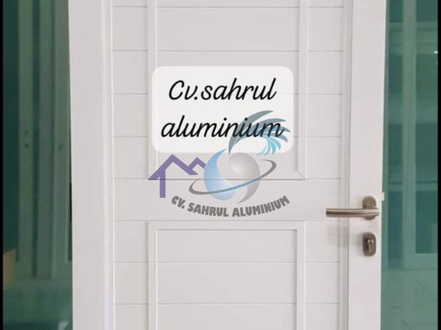 Pintu panel aluminium putih dengan lis ornamen buatan CV. Sahrul Aluminium