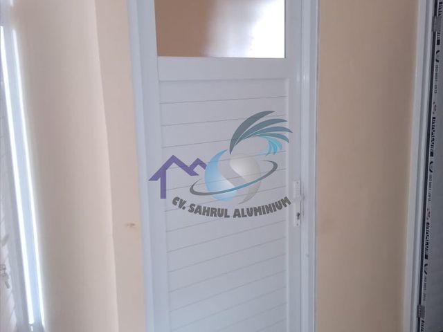 Pintu panel spandrel aluminium putih dengan kaca atas oleh CV. Sahrul Aluminium
