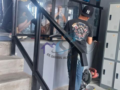 Railing tangga kaca tempered rangka tiang hitam minimalis